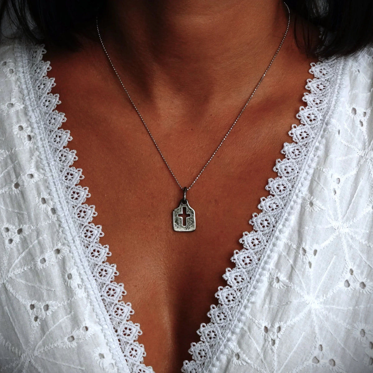 Kreuz-Anhänger für Damen aus 925er Silber – oxidierter Silberschmuck | Art Diva