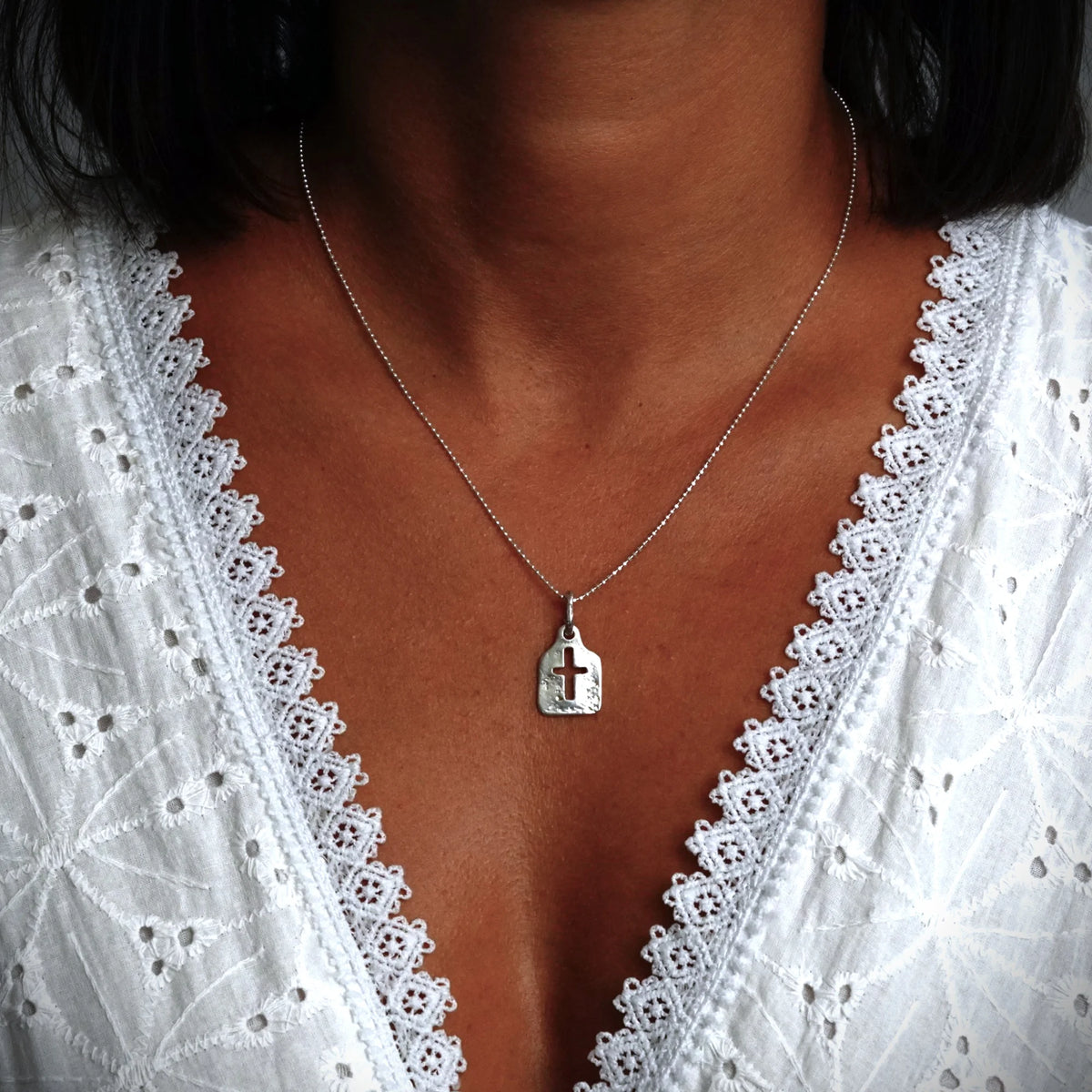 Kleiner Kreuz-Anhänger für Herren aus 925er Silber – minimalistisches, künstlerisches Design | Art Diva