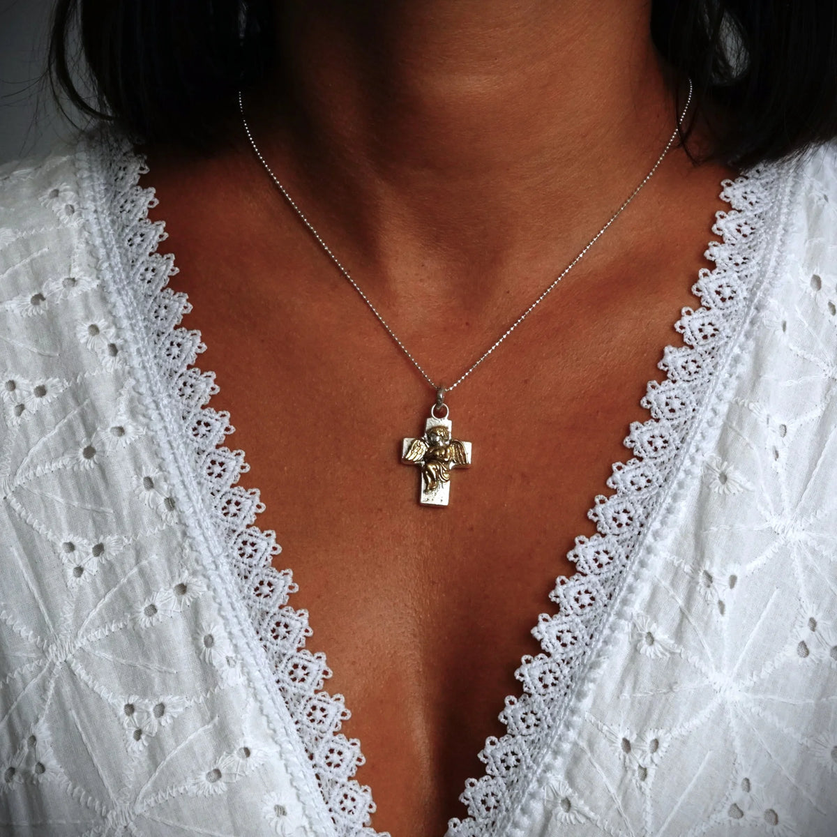 „Engelsumarmung“-Anhänger aus 925er Silber – handgefertigter Talisman für Liebe und Schutz, Skulpturenschmuck im Boho- und rustikalen Stil | Art Diva