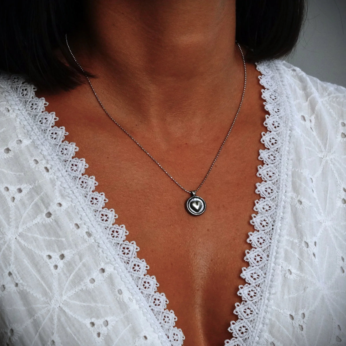 „Herz“ – handgefertigter Anhänger aus 925er Silber, Talisman für Liebe und Schutz, Skulpturenschmuck im Boho- und rustikalen Stil | Art Diva