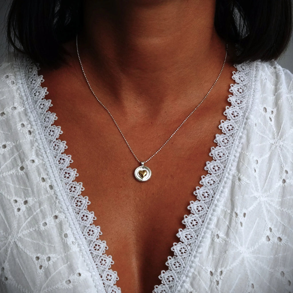 „Goldenes Herz“ – Anhänger aus 925er Silber mit goldfarbenen Akzenten, Symbol für Liebe, Zärtlichkeit und Geborgenheit, Skulpturenschmuck im Boho- und rustikalen Stil | Art Diva