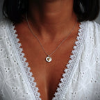 „Goldenes Herz“ – Anhänger aus 925er Silber mit goldfarbenen Akzenten, Symbol für Liebe, Zärtlichkeit und Geborgenheit, Skulpturenschmuck im Boho- und rustikalen Stil | Art Diva