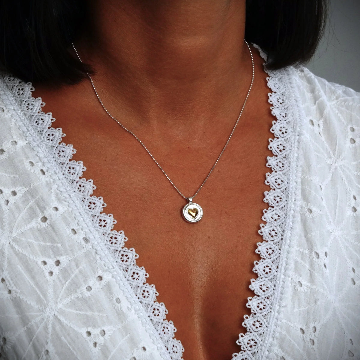 „Goldenes Herz“ – Anhänger aus 925er Silber mit goldfarbenen Akzenten, Symbol für Liebe, Zärtlichkeit und Geborgenheit, Skulpturenschmuck im Boho- und rustikalen Stil | Art Diva