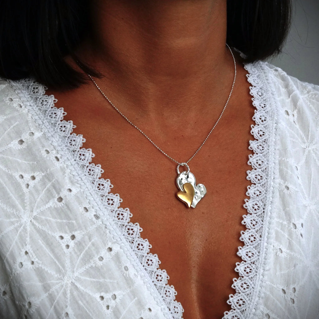 Doppelherz – Anhänger aus 925er Silber mit Goldakzenten | Symbol für Verbundenheit | Art Diva