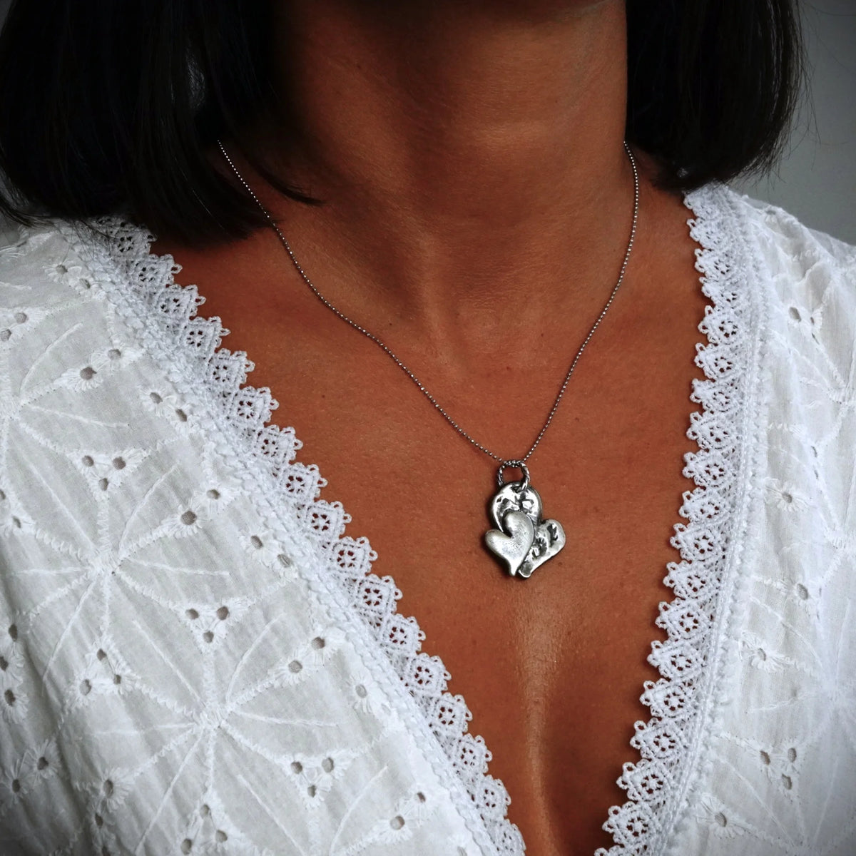 „Doppelherz“ – Anhänger aus 925er Silber, Skulpturenschmuck im Boho- und rustikalen Stil | Art Diva
