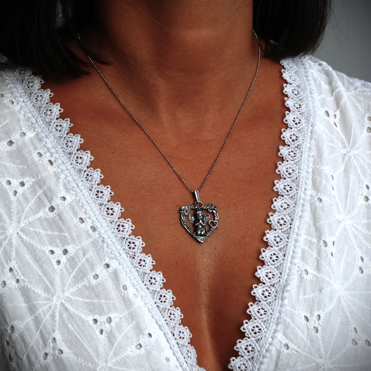 „Gebet eines Engels“-Herz-Anhänger für Damen aus 925er Silber mit Engel und Blumen – Talisman für Liebe und Schutz, Skulpturenschmuck im Boho- und rustikalen Stil | Art Diva