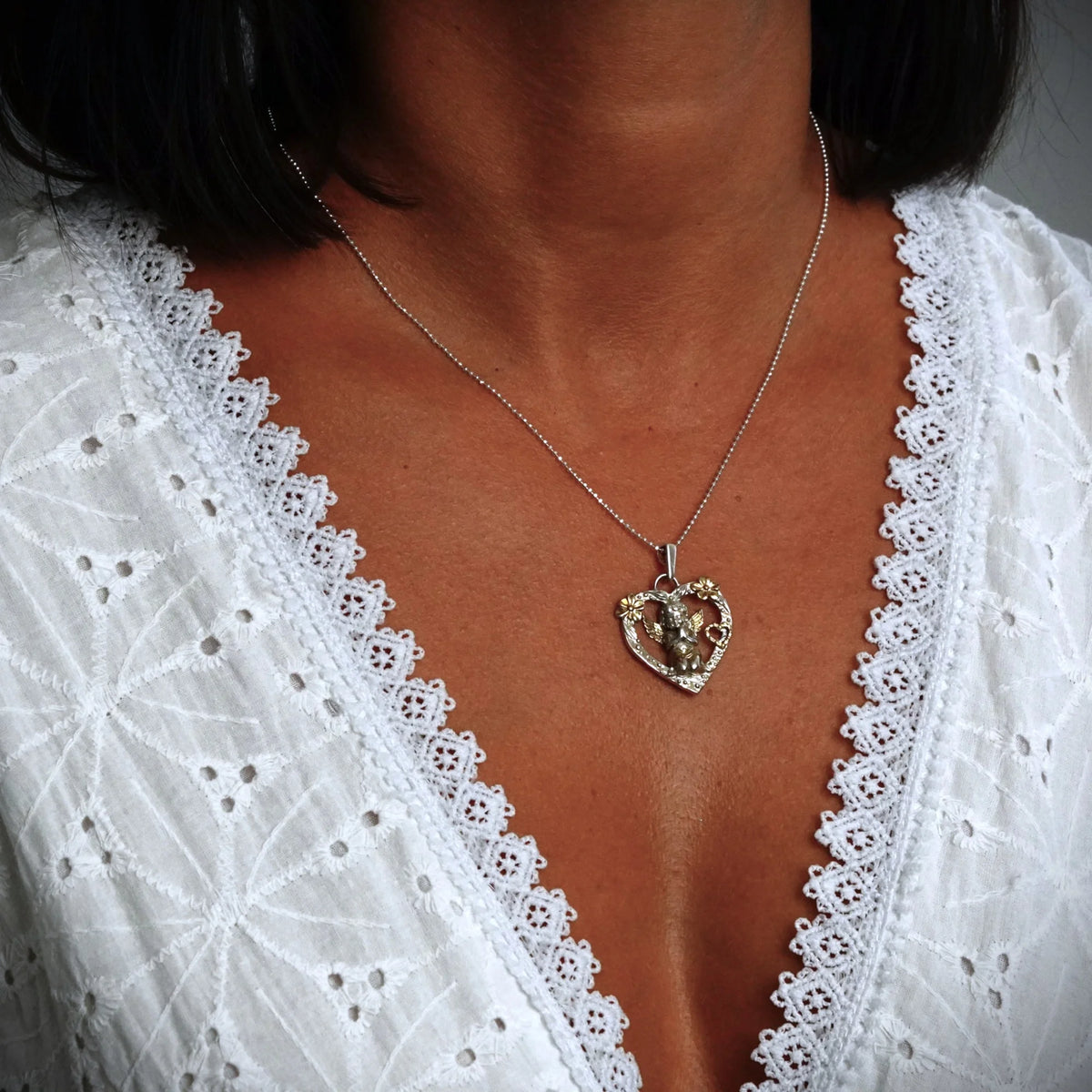 „Engel im Herzen“-Anhänger aus 925er Silber mit vergoldeten Akzenten – Talisman für Liebe und Schutz, Skulpturenschmuck im Boho- und rustikalen Stil | Art Diva