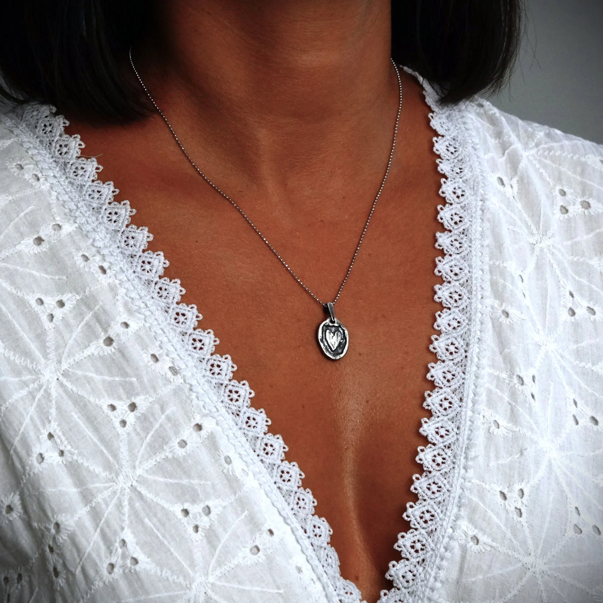 „Rustikales Herz“ – handgefertigter Anhänger aus 925er Silber, Talisman für Liebe und Verbundenheit, Skulpturenschmuck im Boho- und rustikalen Stil | Art Diva
