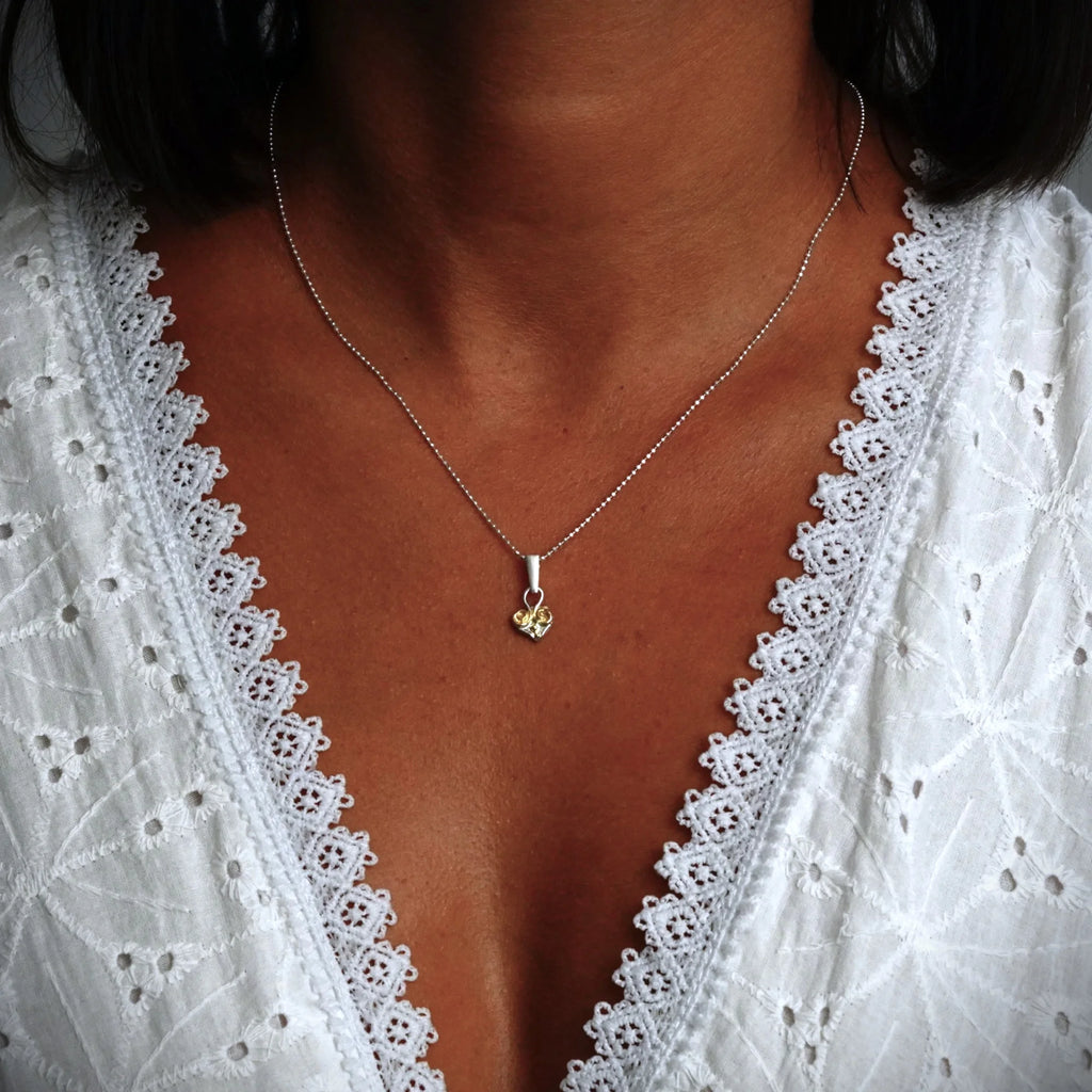 Liebestalisman – handgefertigter Herzanhänger aus 925er Silber mit goldfarbenen Akzenten im Boho- und rustikalen Stil | Art Diva