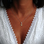 Liebestalisman – handgefertigter Herzanhänger aus 925er Silber mit goldfarbenen Akzenten im Boho- und rustikalen Stil | Art Diva