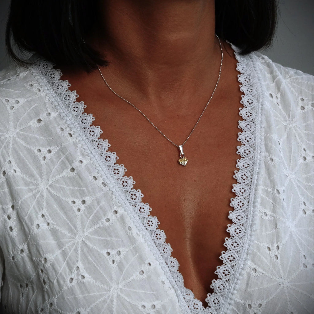 Liebestalisman – handgefertigter Herzanhänger aus 925er Silber mit goldfarbenen Akzenten im Boho- und rustikalen Stil | Art Diva