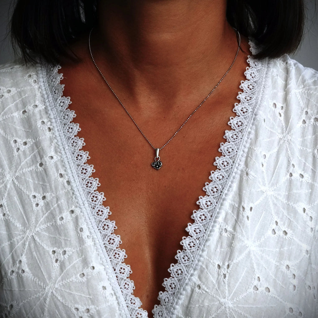 Herzanhänger aus 925er Silber – handgefertigter Liebestalisman und Skulpturenschmuck im Boho-Stil, ideales Geschenk für Mutter, Tochter oder Freundin | Art Diva