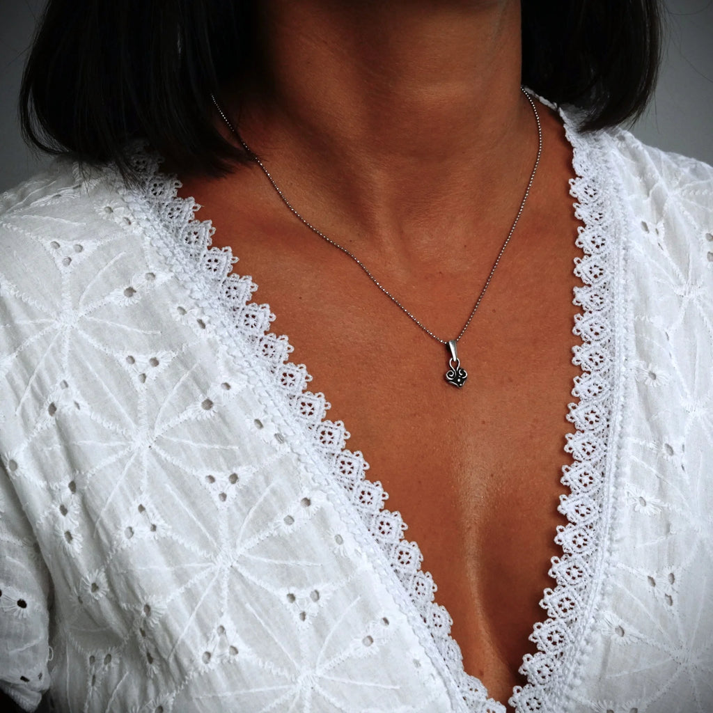 Herzanhänger aus 925er Silber – handgefertigter Liebestalisman und Skulpturenschmuck im Boho-Stil, ideales Geschenk für Mutter, Tochter oder Freundin | Art Diva