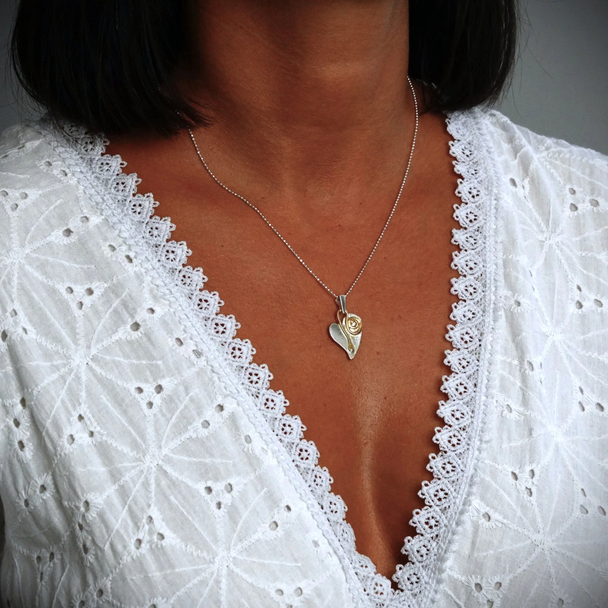 „Herz und Spirale“ – handgefertigter Anhänger aus 925er Silber, Talisman für Liebe und einen Neuanfang, Skulpturenschmuck im Boho- und rustikalen Stil | Art Diva