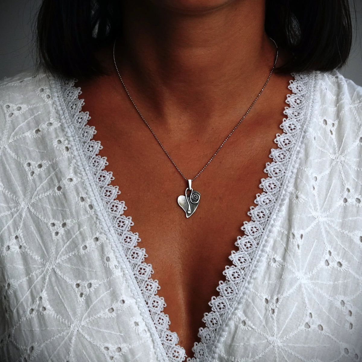 „Herz und Spirale“ – Anhänger aus 925er Silber, Talisman für Liebe und einen Neuanfang, Skulpturenschmuck im Boho- und rustikalen Stil | Art Diva