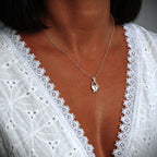 „Verletztes Herz“-Anhänger aus 925er Silber mit goldfarbenem Sicherheitsnadel-Akzent – Symbol für erlebten Schmerz und bleibende emotionale Spuren, Skulpturenschmuck im Boho- und rustikalen Stil | Art Diva