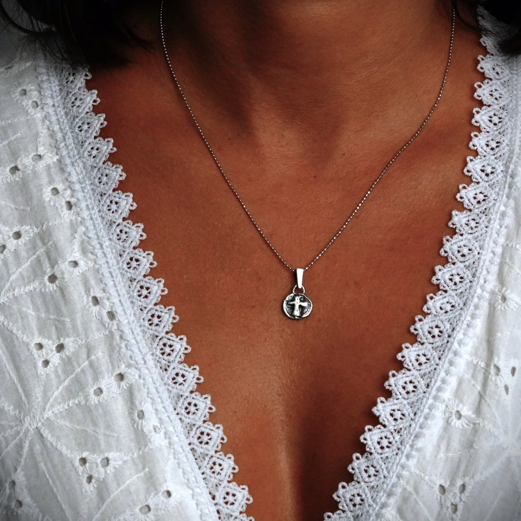 925er Silberanhänger mit Reliefkreuz – handgefertigter Boho-Talisman für Glauben und spirituelle Kraft, skulpturales Schmuckstück und Geschenk für Mutter, Tochter oder Freundin | Art Diva
