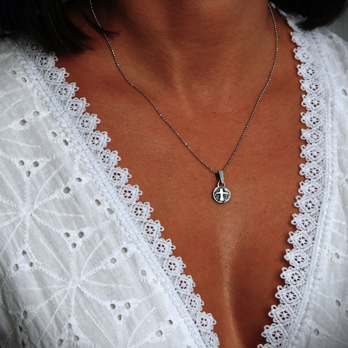 925er Silberanhänger mit Reliefkreuz – handgefertigter Boho-Talisman für Glauben und spirituelle Kraft, skulpturales Schmuckstück und Geschenk für Mutter, Tochter oder Freundin | Art Diva