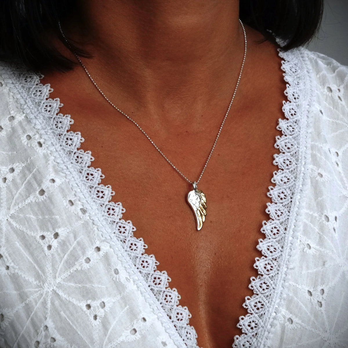 „Engelsflügel“ – handgefertigter Anhänger aus 925er Silber mit goldfarbenen Akzenten, Talisman für Schutz, Stärke und Licht, Skulpturenschmuck im Boho- und rustikalen Stil | Art Diva