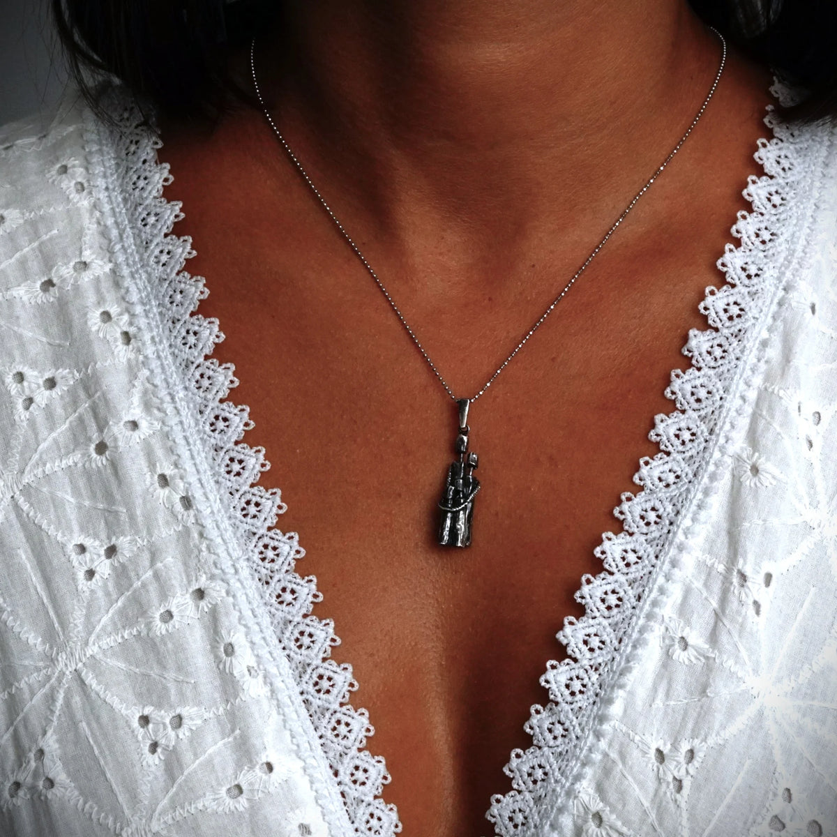 „Familienzusammenhalt“ – Anhänger aus 925er Silber, Talisman für Einheit, Liebe und familiären Schutz, handgefertigter Skulpturenschmuck im Boho- und rustikalen Stil | Art Diva