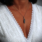 „Familienzusammenhalt“ – Anhänger aus 925er Silber, Talisman für Einheit, Liebe und familiären Schutz, handgefertigter Skulpturenschmuck im Boho- und rustikalen Stil | Art Diva
