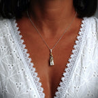 „Familienzusammenhalt“ – Anhänger aus 925er Silber, Talisman für Einheit, Liebe und den Schutz der Familie, handgefertigter Skulpturenschmuck im Boho- und rustikalen Stil | Art Diva