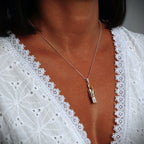 „Familienzusammenhalt“ – Anhänger aus 925er Silber, Talisman für Einheit, Liebe und den Schutz der Familie, handgefertigter Skulpturenschmuck im Boho- und rustikalen Stil | Art Diva