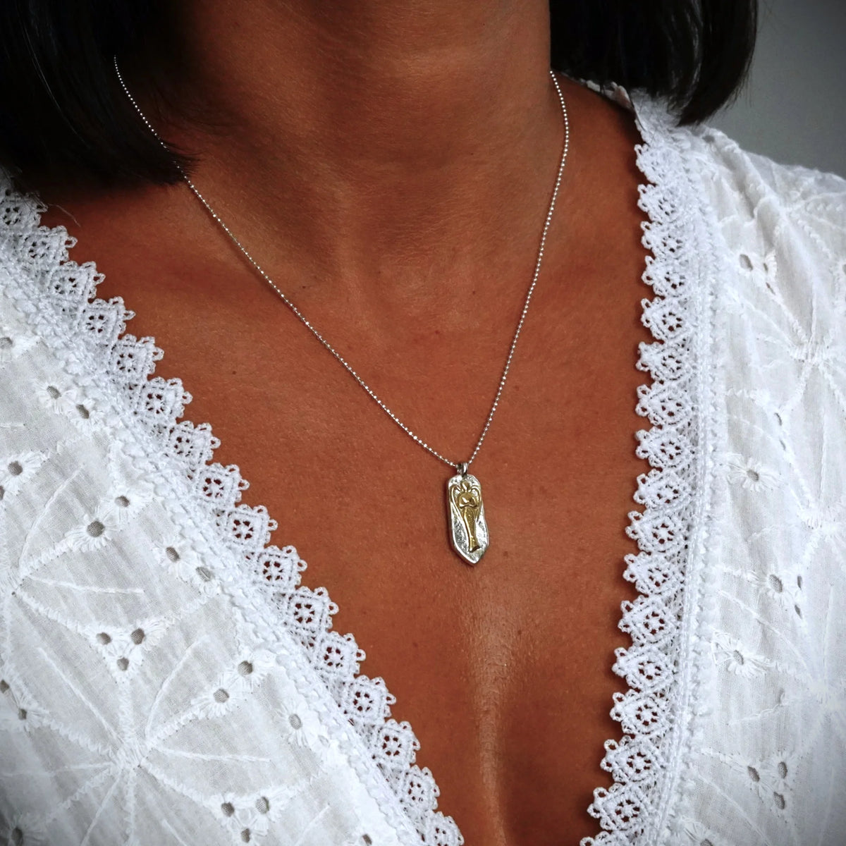 „Schutzengel“-Anhänger aus 925er Silber mit goldfarbenen Akzenten – handpolierter skulpturaler Talisman für Schutz und Licht | Art Diva