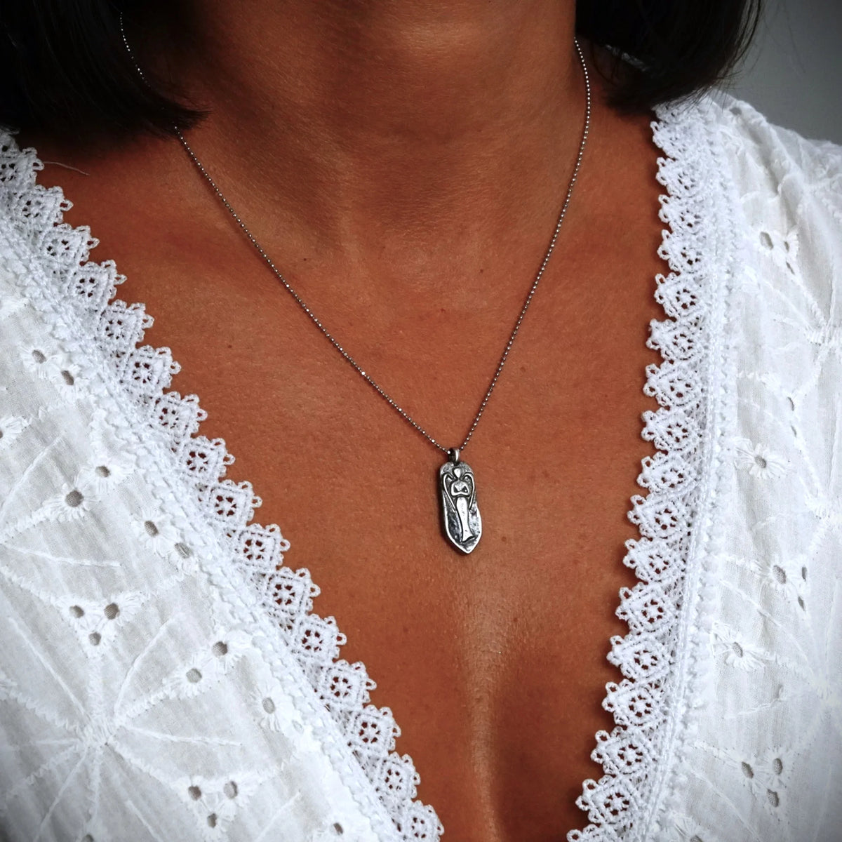 „Schutzengel“-Anhänger aus 925er Silber – skulpturaler Talisman für Schutz und innere Stärke, oxidierter Schmuck im Boho- und rustikalen Stil | Art Diva