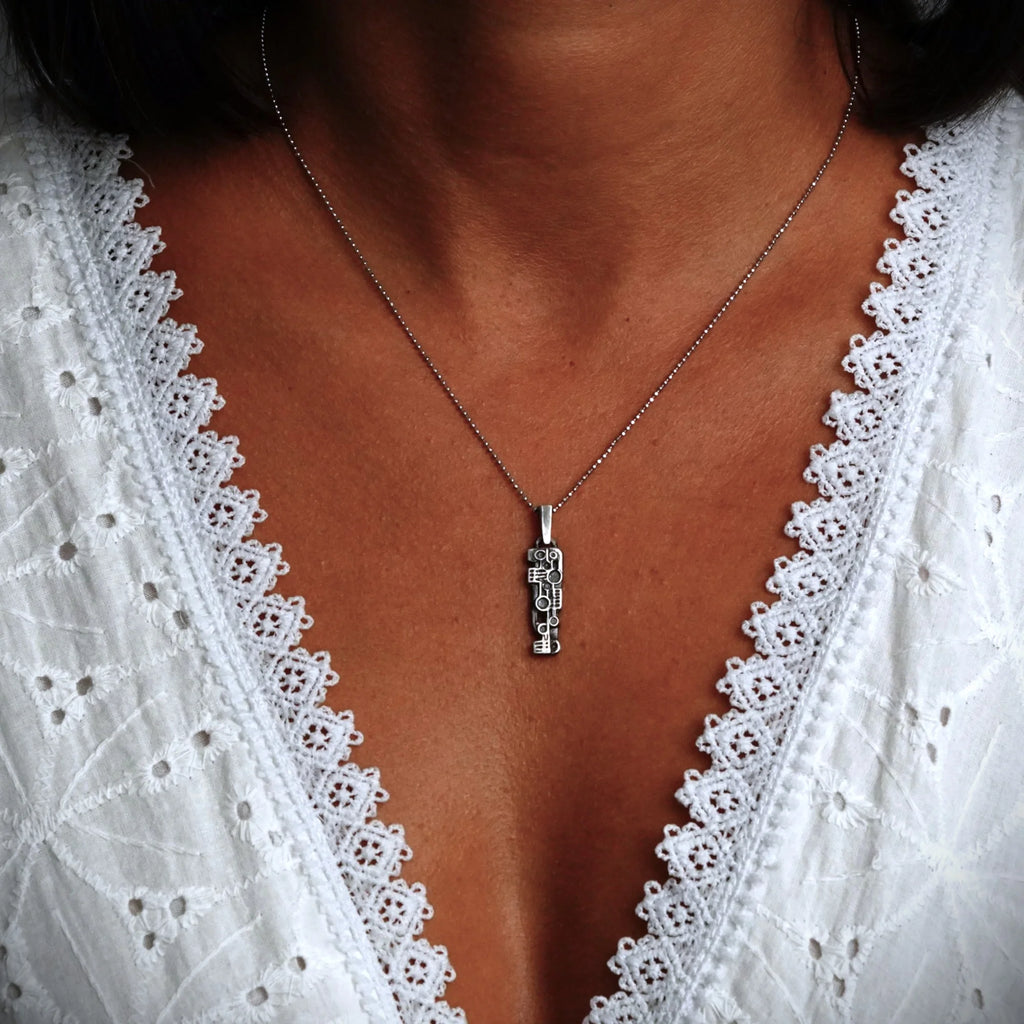 „Puls“ – handgefertigter Anhänger aus 925er Silber, künstlerischer Skulpturenschmuck für Kraft und Rhythmus im Boho- und rustikalen Stil | Art Diva