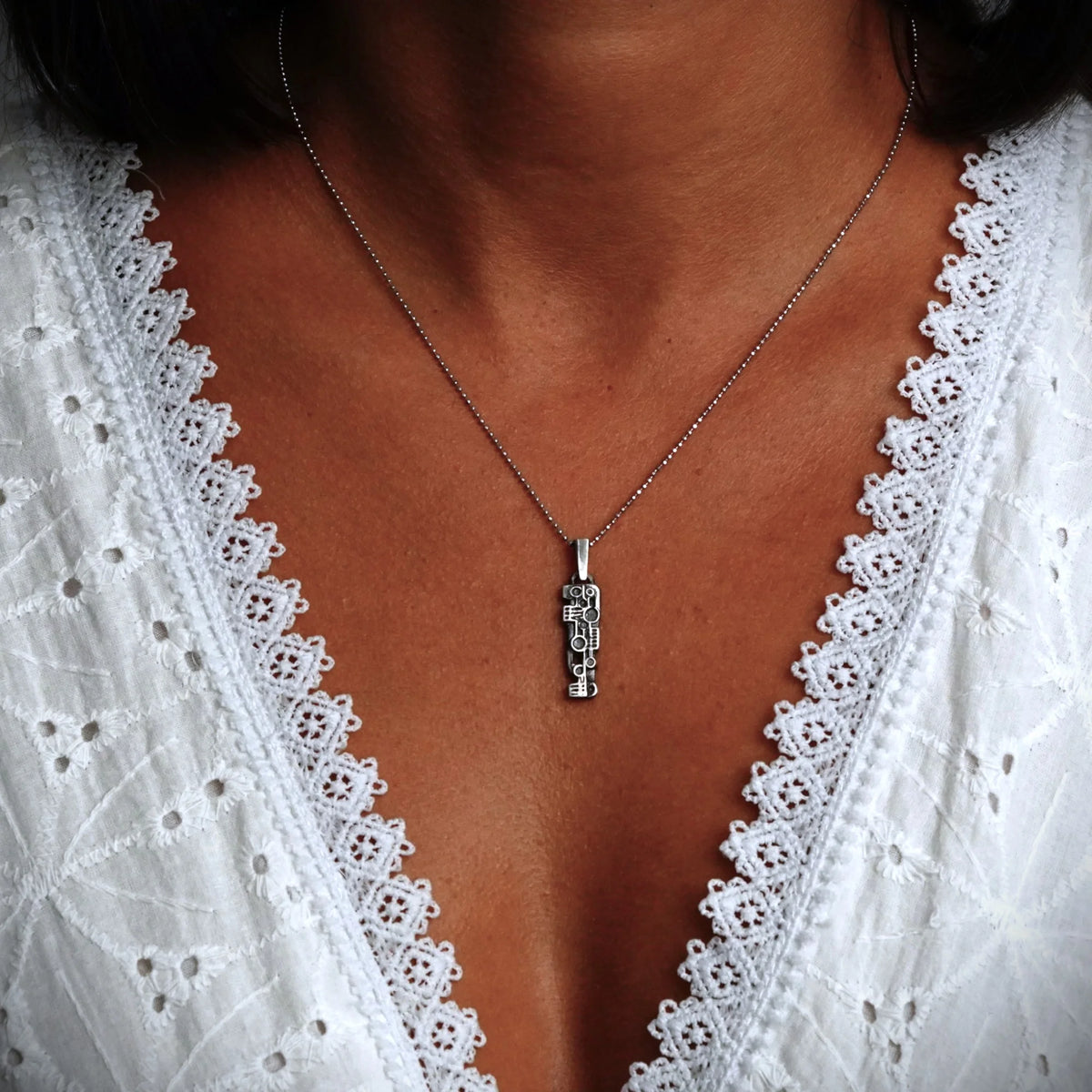 „Puls“ – handgefertigter Anhänger aus 925er Silber, künstlerischer Skulpturenschmuck für Kraft und Rhythmus im Boho- und rustikalen Stil | Art Diva