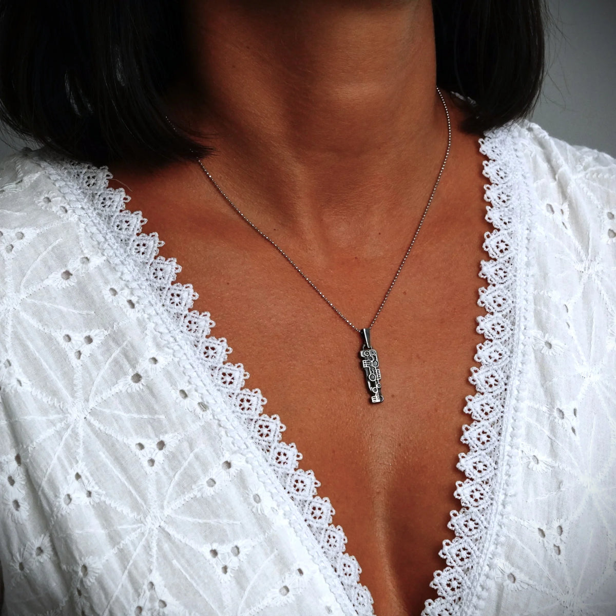 „Puls“ – handgefertigter Anhänger aus 925er Silber, künstlerischer Skulpturenschmuck für Kraft und Rhythmus im Boho- und rustikalen Stil | Art Diva