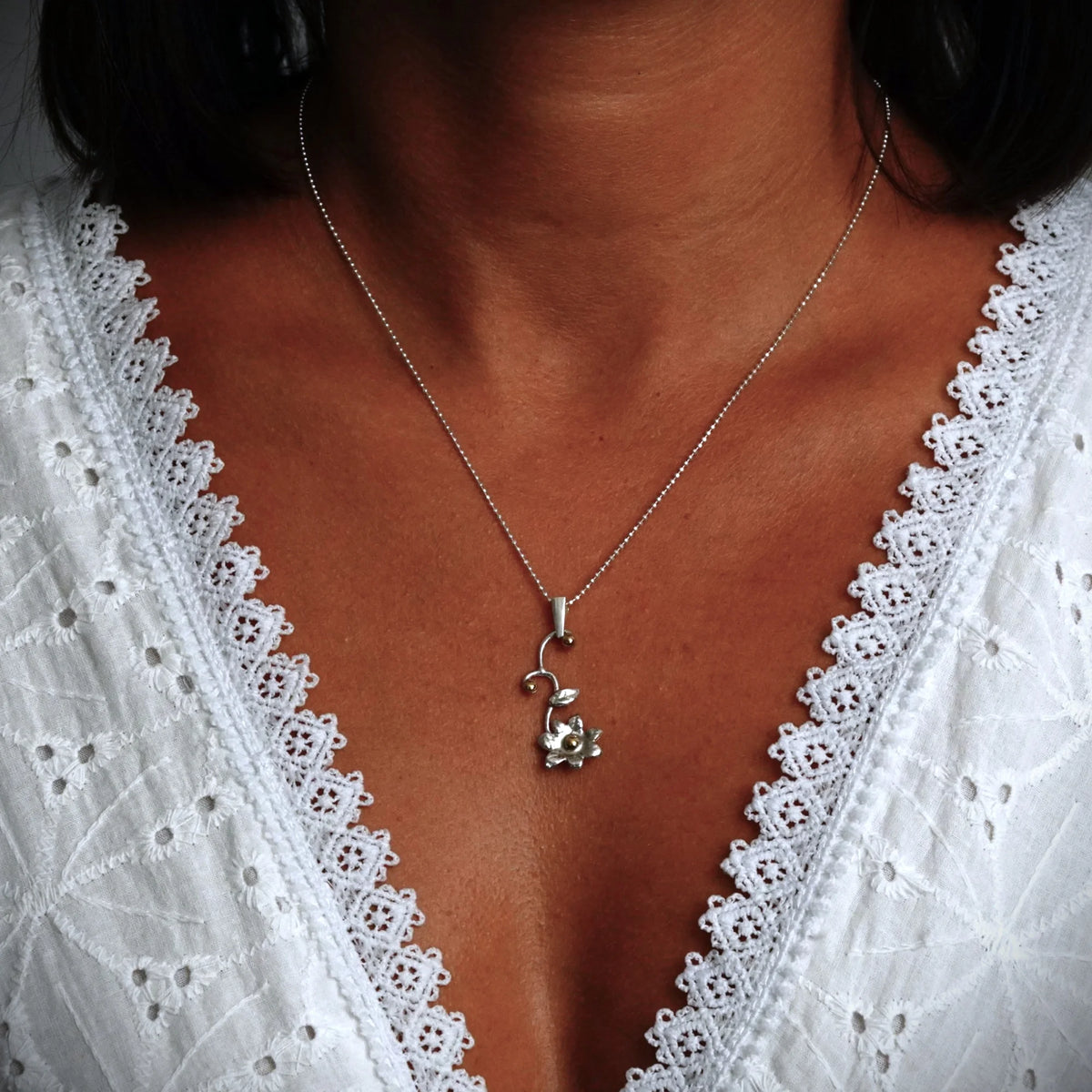 „Zarte Blüte“-Anhänger aus 925er Silber mit goldenem Akzent – Talisman für Neuanfang und Zärtlichkeit, handgefertigter skulpturaler Schmuck im Boho-Rustik-Stil | Art Diva