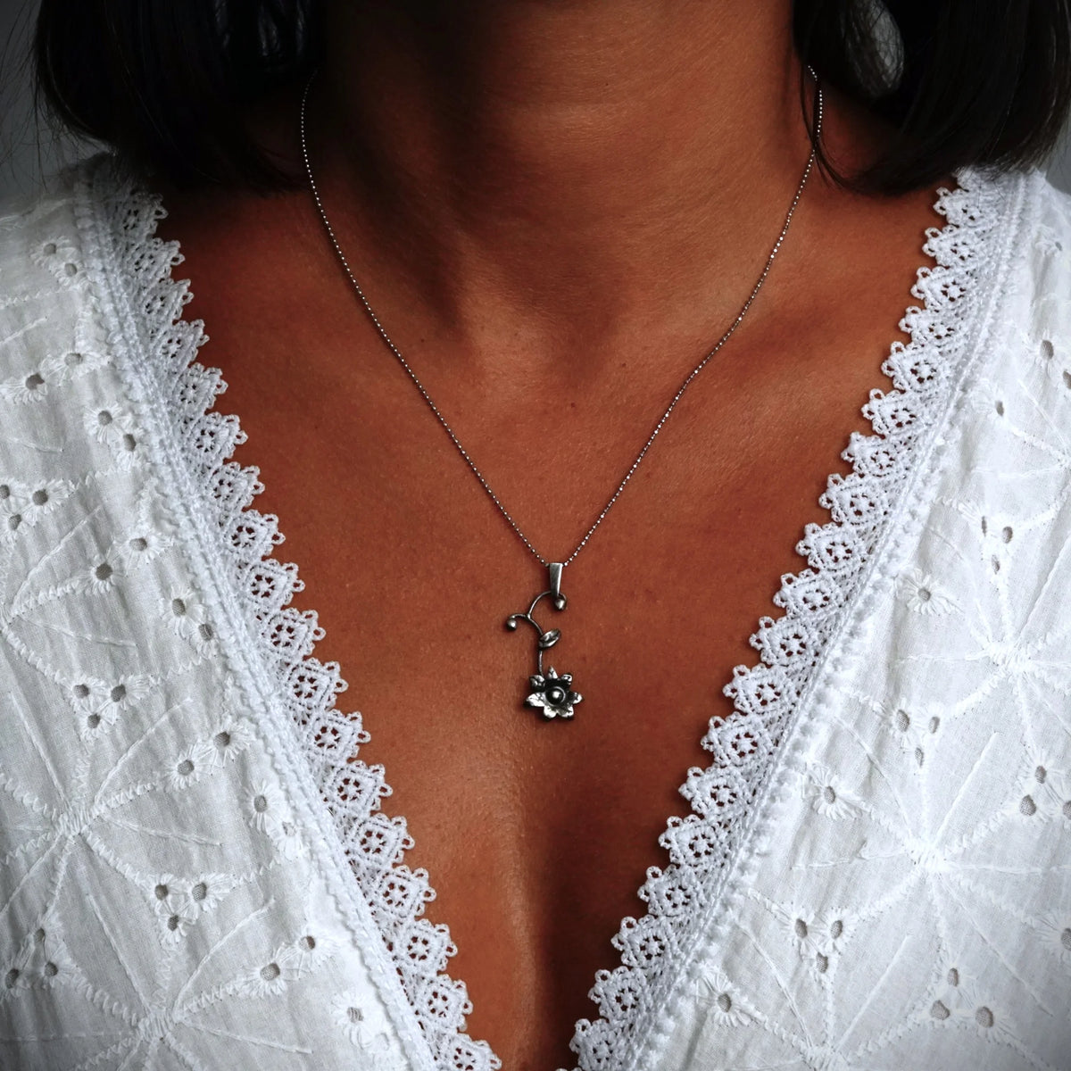 „Wildblume“-Anhänger aus 925er Silber – Talisman für innere Stärke und einen Neuanfang, skulpturaler Schmuck im Boho-Rustik-Stil | Art Diva