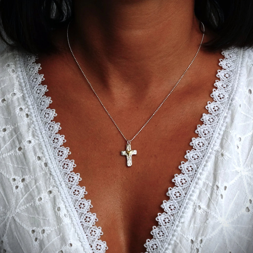 Kreuz-Anhänger mit Herz aus 925er Silber mit goldfarbenen Akzenten – handgefertigtes Symbol für Liebe und Glauben im Boho- und rustikalen Stil | Art Diva