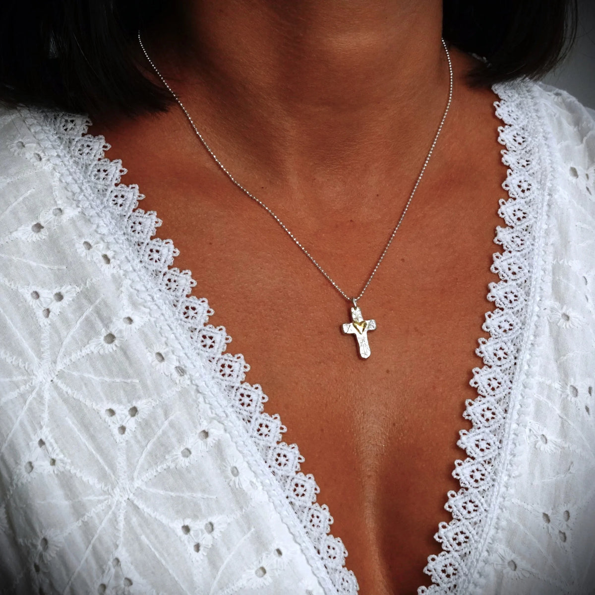 Kreuz-Anhänger mit Herz aus 925er Silber mit goldfarbenen Akzenten – handgefertigtes Symbol für Liebe und Glauben im Boho- und rustikalen Stil | Art Diva