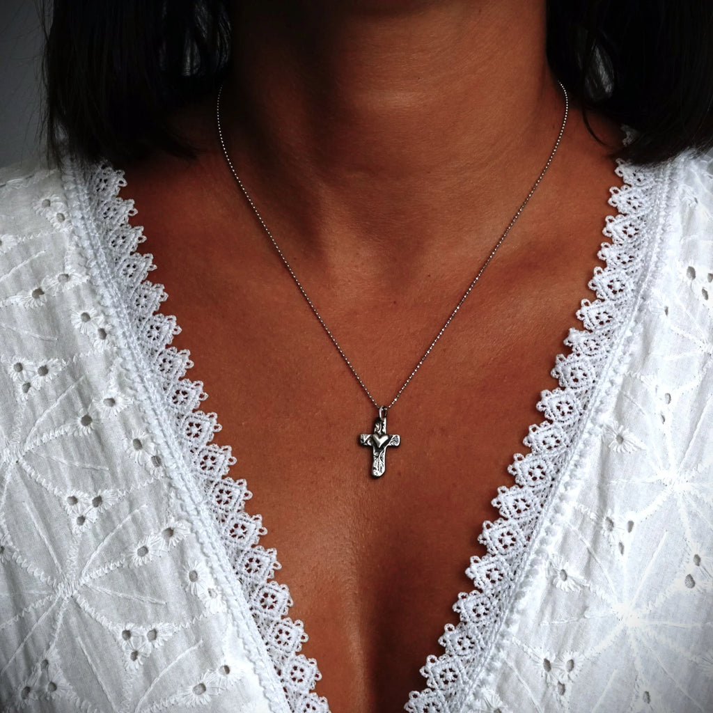 Kreuz-Anhänger mit Herz aus Silber – handgefertigtes Symbol für Liebe und Glauben, Skulpturenschmuck im Boho- und rustikalen Stil | Art Diva