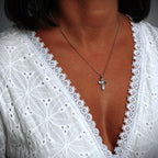Kreuz-Anhänger mit Herz aus Silber – handgefertigtes Symbol für Liebe und Glauben, Skulpturenschmuck im Boho- und rustikalen Stil | Art Diva
