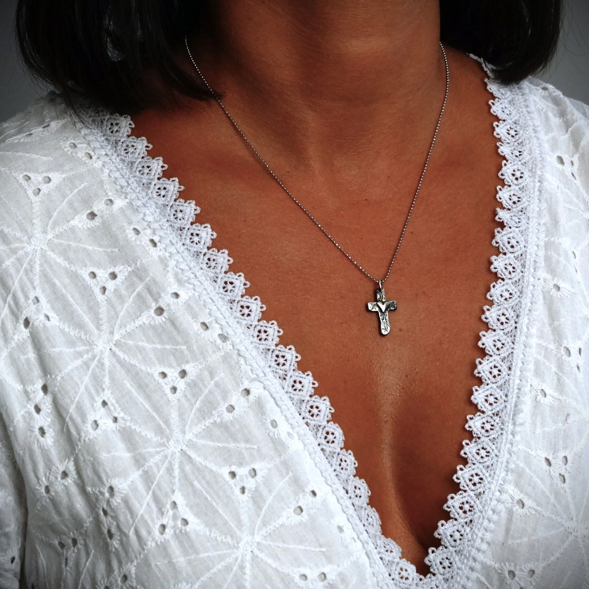 Kreuz-Anhänger mit Herz aus Silber – handgefertigtes Symbol für Liebe und Glauben, Skulpturenschmuck im Boho- und rustikalen Stil | Art Diva