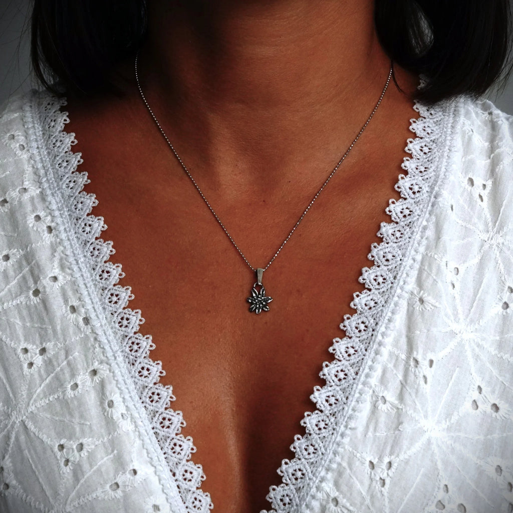 Edelweiß-Anhänger aus 925er Silber – handgefertigter Boho-Talisman für reine Liebe und Treue, skulpturales Schmuckstück und Geschenk für Mutter, Tochter oder Freundin | Art Diva