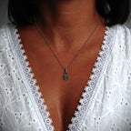 Edelweiß-Anhänger aus 925er Silber – handgefertigter Boho-Talisman für reine Liebe und Treue, skulpturales Schmuckstück und Geschenk für Mutter, Tochter oder Freundin | Art Diva