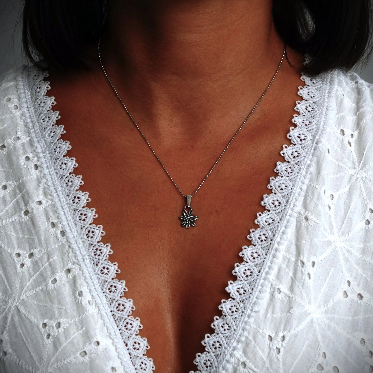 Edelweiß-Anhänger aus 925er Silber – handgefertigter Boho-Talisman für reine Liebe und Treue, skulpturales Schmuckstück und Geschenk für Mutter, Tochter oder Freundin | Art Diva