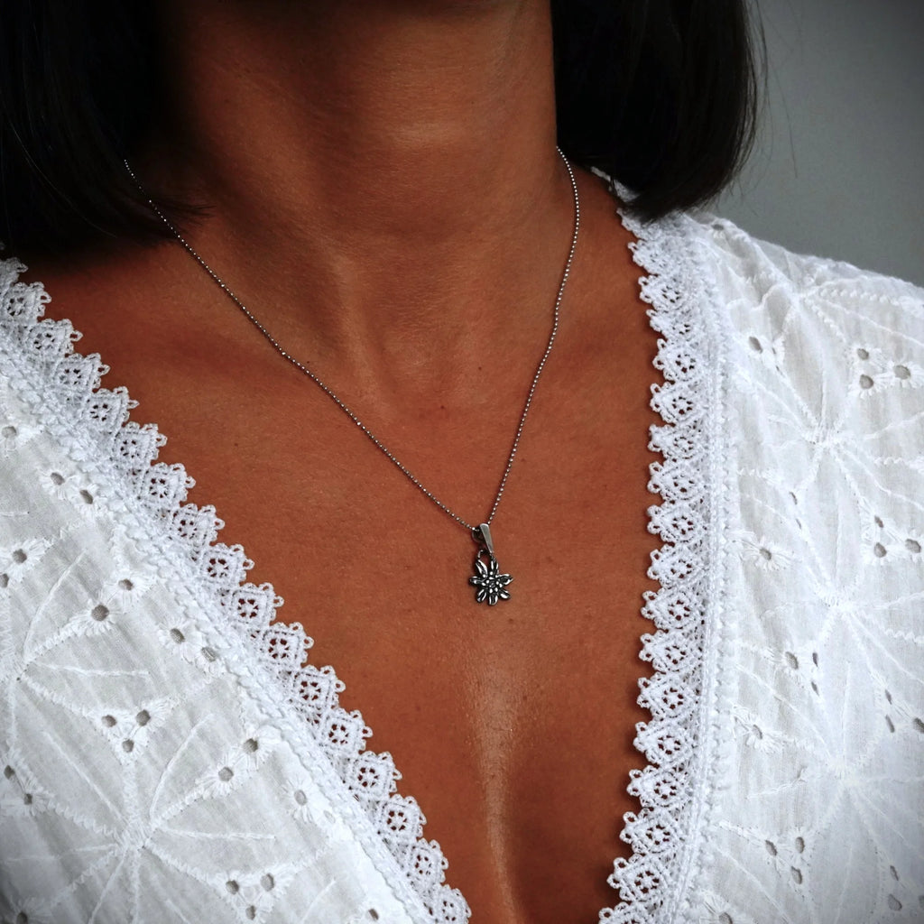 Edelweiß-Anhänger aus 925er Silber – handgefertigter Boho-Talisman für reine Liebe und Treue, skulpturales Schmuckstück und Geschenk für Mutter, Tochter oder Freundin | Art Diva