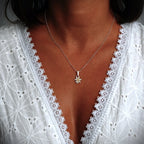 Edelweiß-Anhänger aus 925er Silber mit goldenen Akzenten – handgefertigter Boho-Talisman für reine Liebe und Treue | Skulpturaler Schmuck aus der Kollektion „Glanz“ | Art Diva