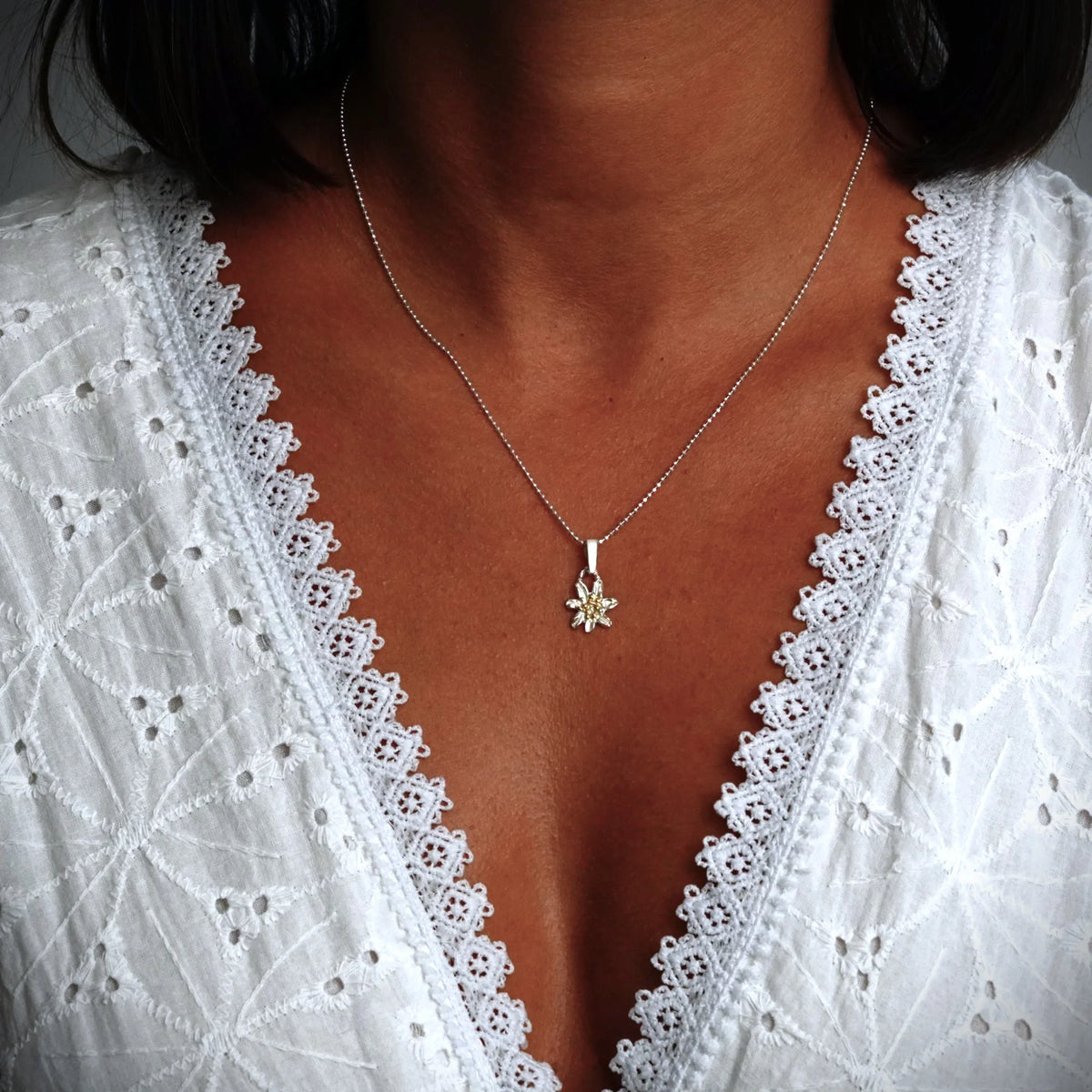 Edelweiß-Anhänger aus 925er Silber mit goldenen Akzenten – handgefertigter Boho-Talisman für reine Liebe und Treue | Skulpturaler Schmuck aus der Kollektion „Glanz“ | Art Diva