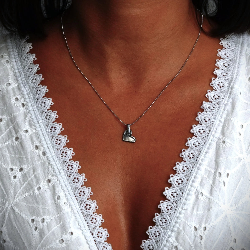 Herz-Anhänger aus 925er Silber – Talisman für Liebe, handgefertigter Skulpturenschmuck im Boho-Stil mit rustikaler Optik | Art Diva