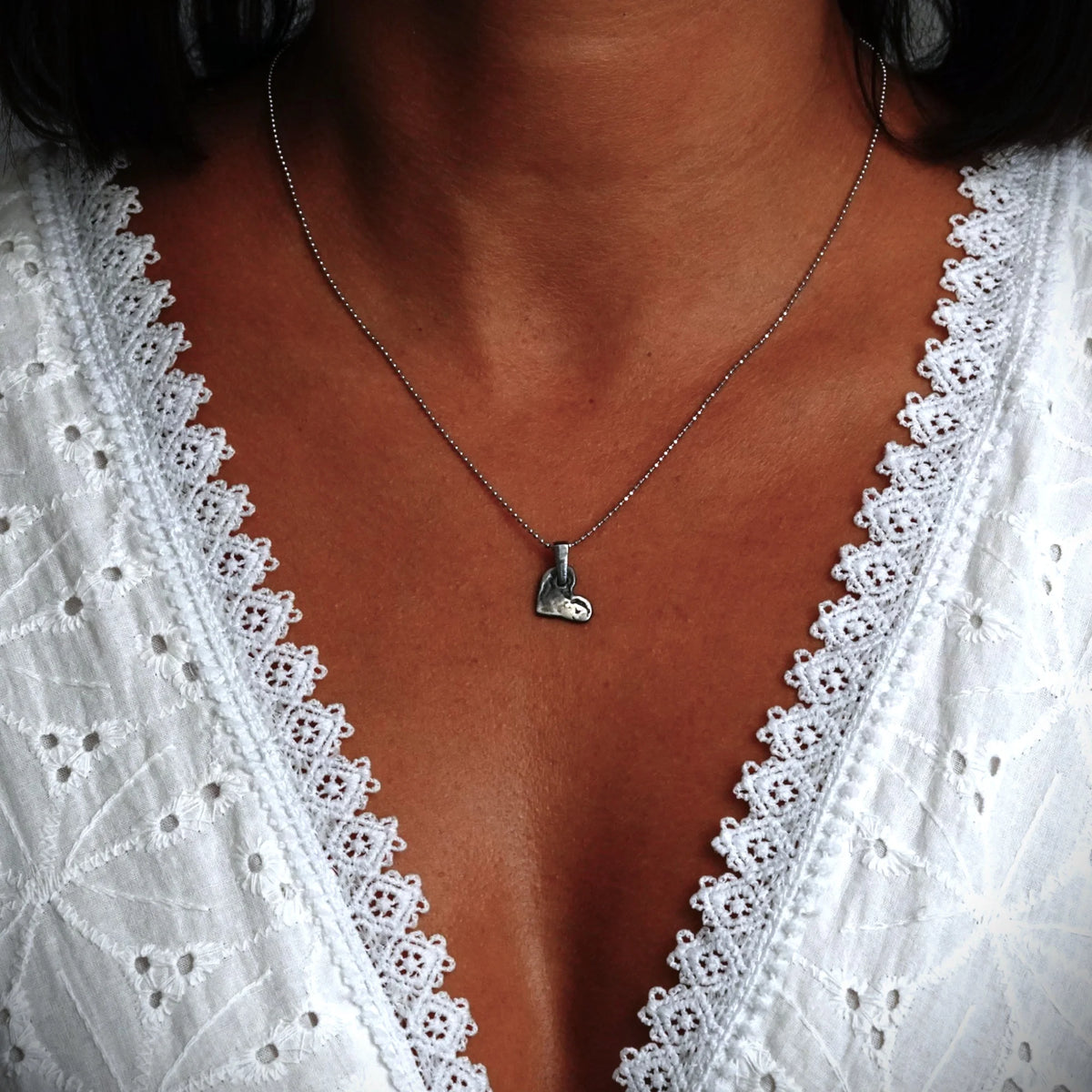 Herz-Anhänger aus 925er Silber – Talisman für Liebe, handgefertigter Skulpturenschmuck im Boho-Stil mit rustikaler Optik | Art Diva