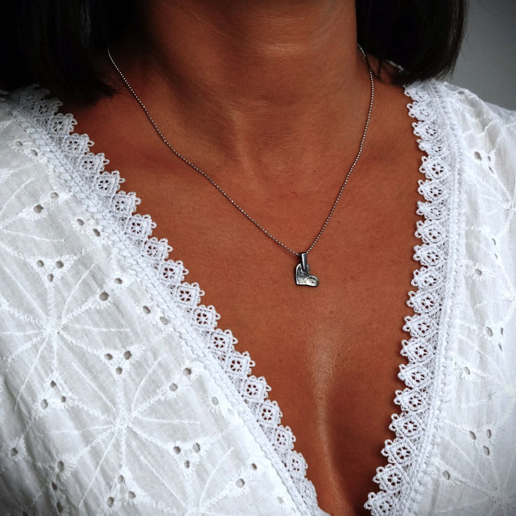 Herz-Anhänger aus 925er Silber – Talisman für Liebe, handgefertigter Skulpturenschmuck im Boho-Stil mit rustikaler Optik | Art Diva