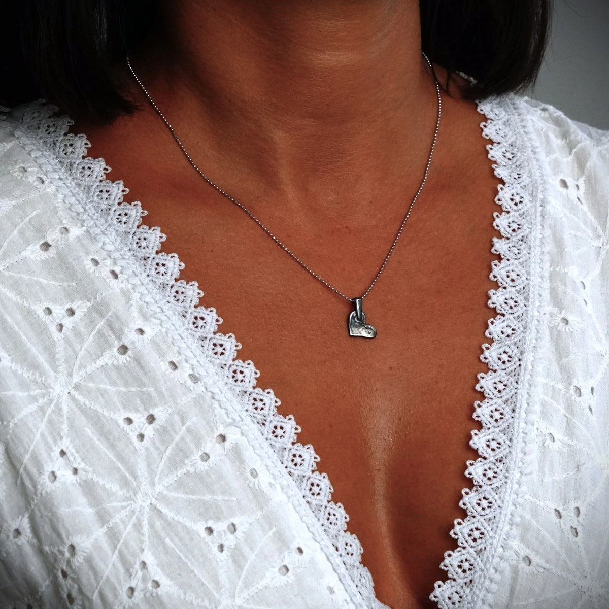 Herz-Anhänger aus 925er Silber – Talisman für Liebe, handgefertigter Skulpturenschmuck im Boho-Stil mit rustikaler Optik | Art Diva