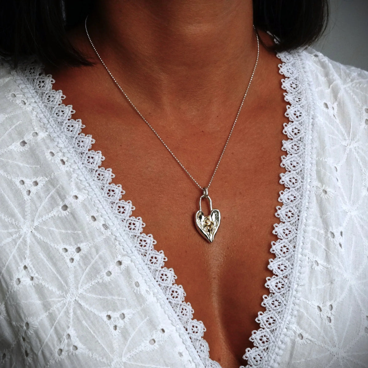 „Engelsumarmung“-Anhänger aus 925er Silber mit goldfarbenen Akzenten – Talisman für Trost und Schutz, Skulpturenschmuck im Boho- und rustikalen Stil | Art Diva